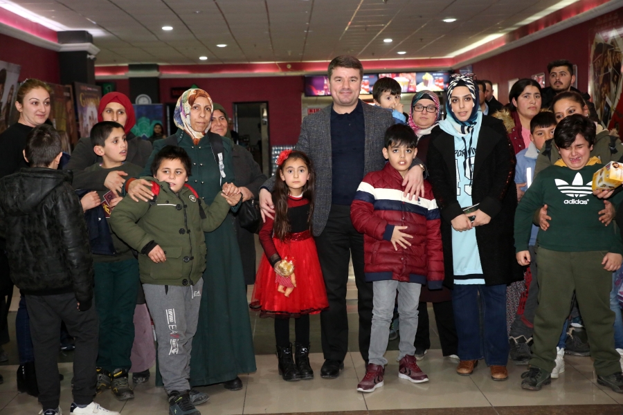 Aksaray Belediyesi, sinemaya gitmemiş 30 otizmli öğrenci ve ailesini sinema ile buluşturdu